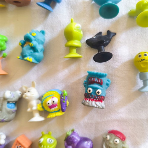 Stikeez Trash Pack figures like new, set of 31 with suction cups