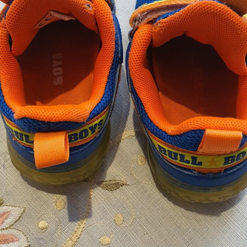 Bull Boys children's athletic shoes size 26 used, blue with lights