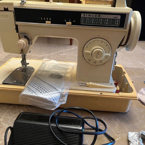Singer sewing machine full extra like new with all accessories