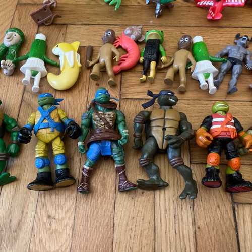 Collectible children's toys pack like new, 23 pieces