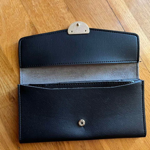 Black wallet used in excellent condition