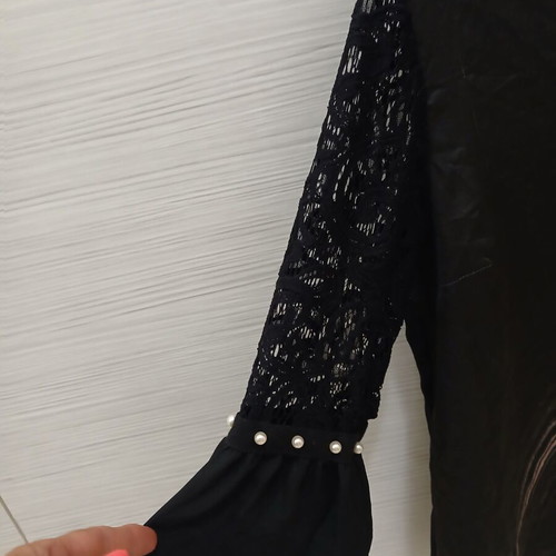 Blouse with rose print, lace sleeves, size M, like new