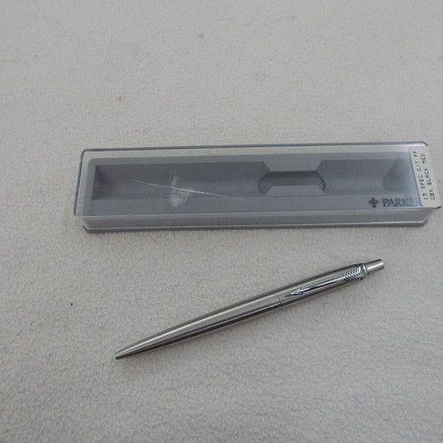 Parker metal pen used with case