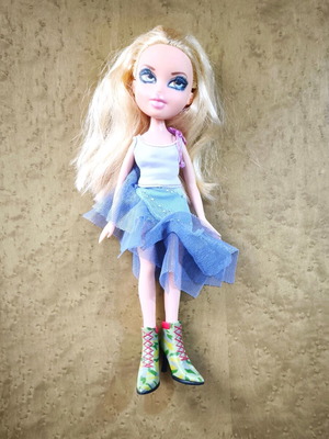 Moxie Girlz Avery Cloe collectible doll like new