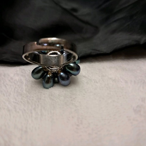 Ring with black beads like new