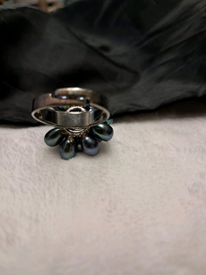 Ring with black beads like new