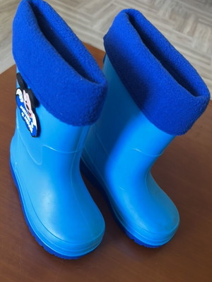Disney boots size 29 like new, fleece lined, blue and turquoise
