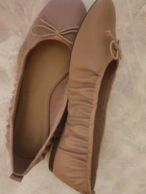 Μπαλαρίνες με σούρες μπεζ