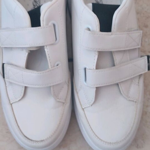 Sneakers size 40 like new, white with high sole and scratches