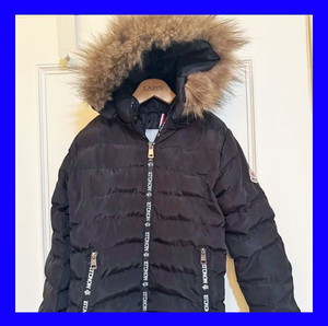 Moncler Παιδικό Μπουφάν Μαύρο Νο 5-6 με κουκούλα και γουνάκι κλείνει με φερμουάρ - τσέπες στα χέρια