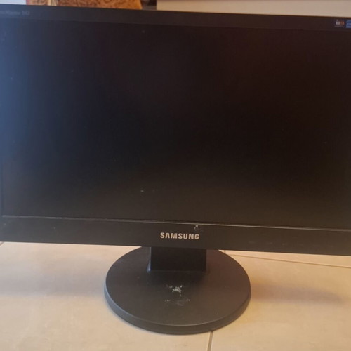 Samsung SyncMaster 943SN 19" LCD monitor used, with cables