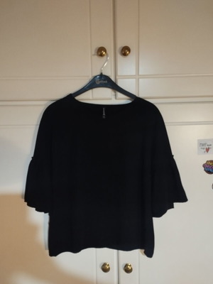 Stradivarius black blouse like new, quarter sleeves, size M