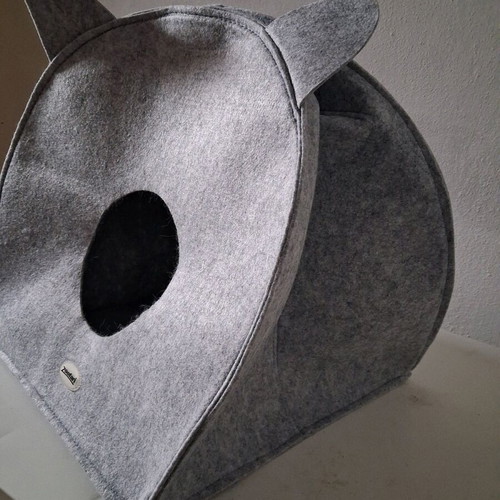 Cat bed like new, portable