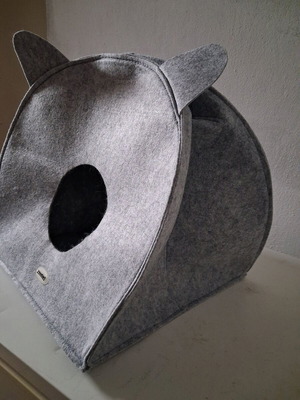 Cat bed like new, portable