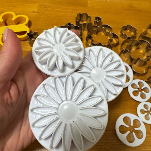 Baking cutters and plungers set 50+ used, flower theme