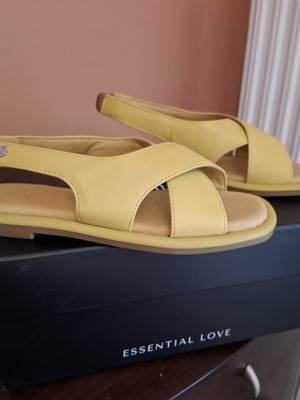 Carmela Footwear κίτρινα δερμάτινα γυναικεία πέδιλα καινούργια, μέγεθος 37