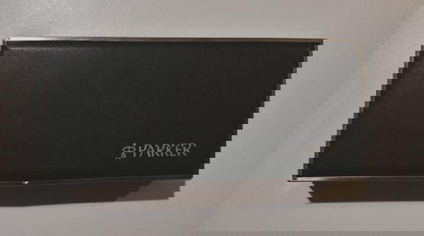 Θήκη και πένα "PARKER". Στο εσωτερικό είναι γραμμένα << 17.07.77 και FIRENZE>>. Η πένα δεν γράφει.