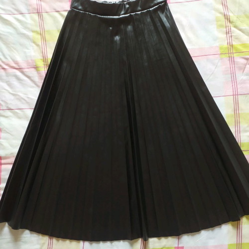 Women’s pleated black leatherette skirt Reline new