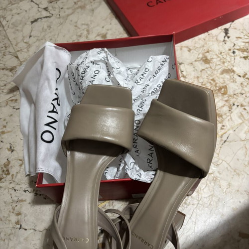 Carrano beige leather sandals new, size 40, with heel