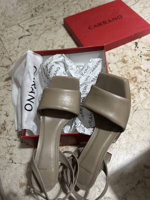 Carrano beige leather sandals new, size 40, with heel