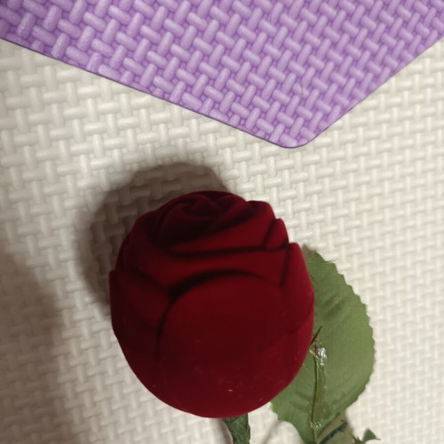 Ring box rose, like new, red