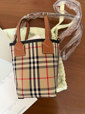 Burberry чанта през рамо нова bucket bag