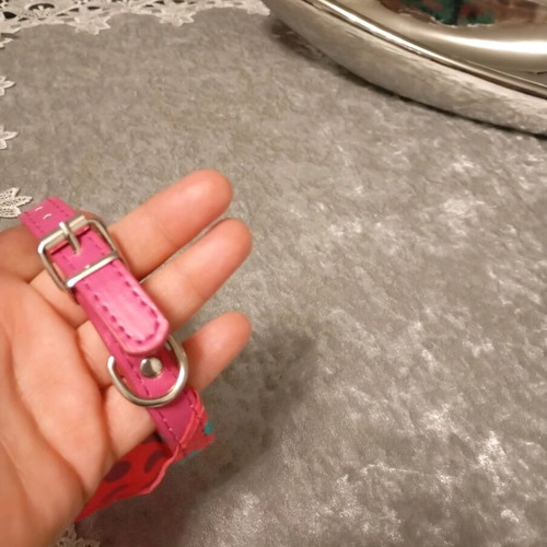 Dog collar for small dogs resembling bandana like new