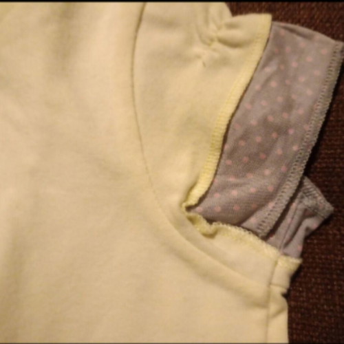 Benetton Glowing Happy yellow baby t-shirt like new 9-12 months