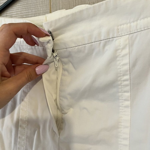 White skirt like new, medium size, detailed hem