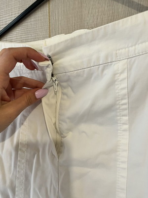 White skirt like new, medium size, detailed hem
