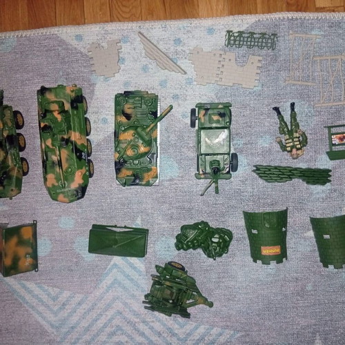 Military toy soldiers, pack of six, plastic