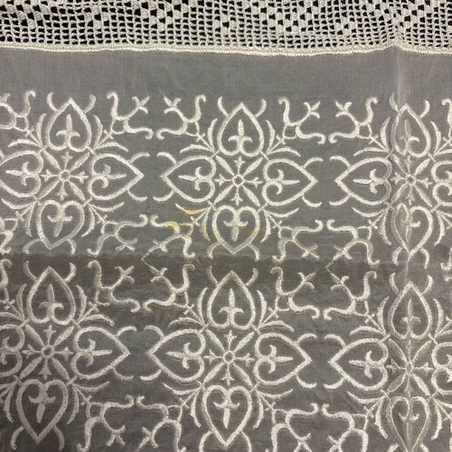 White lace tablecloth 90x90 new with embroidered design