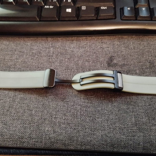 Apple Watch SE 40mm Silver GPS with Nike Sport Band and Magnetic Bracelet