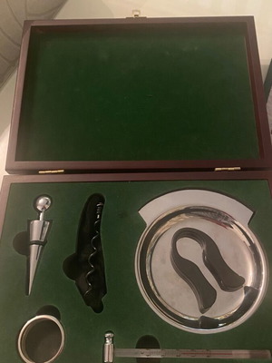 Wooden oenologist box used with wine tasting accessories