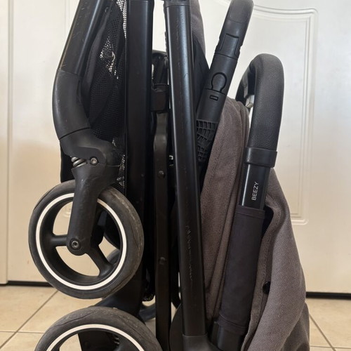 Cyber Beezy stroller used, lightweight and easy to fold