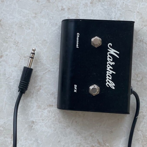 Ενισχυτής Κιθάρας Marshall MG 100 DFX σε υπερ άριστη κατάσταση με πεταλιέρα και δερμάτινο κάλυμμα