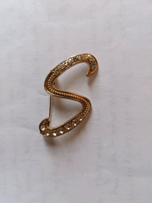 Women's pin new with gold design and rhinestones