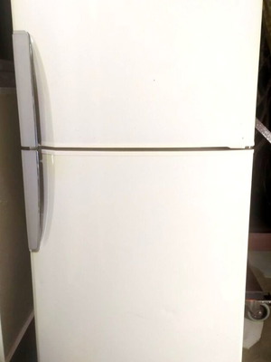 Хладилник Hitachi в отлично състояние като нов 134x55x58
