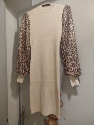Jasmine fitted dress with gold sequin sleeves like new, black and gold