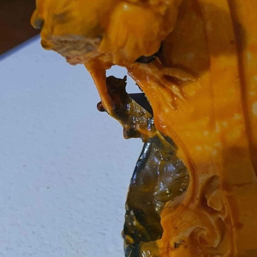 Wax violin replica in excellent condition, 21 cm tall
