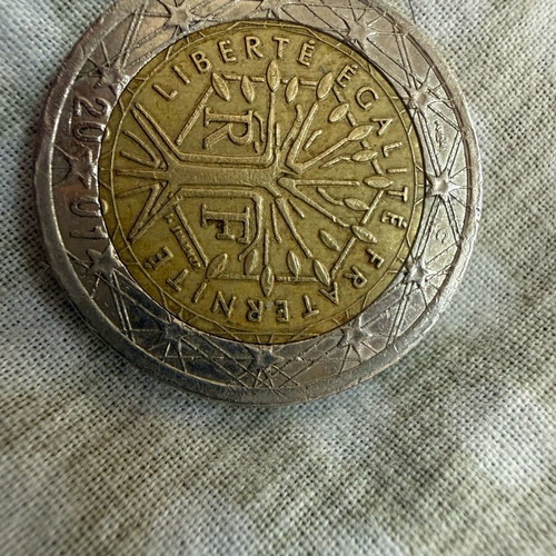 Collectible 2€ coin used with rare minting errors from France