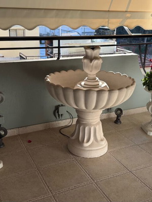 Σετ συντριβάνι και δύο ανθοστήλες λευκού χρώματος σαν καινούργιο