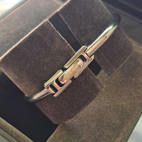 Gucci wristwatch new women's silver with box