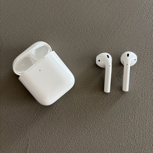 Apple AirPods 2 with wireless charging case