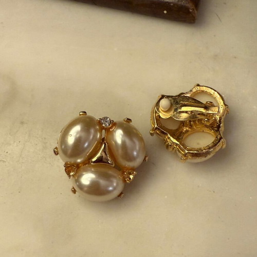 Faux pearl earrings like new, classic clip-on gold metal