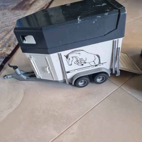 Bruder Land Rover Defender 1/16 used with horse carriage