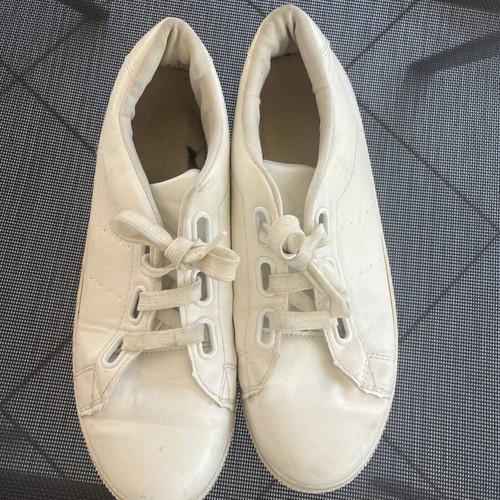 Unisex Athletic Shoes Size 41 White Like New