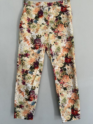 Floral cigarette ankle pants size S like new