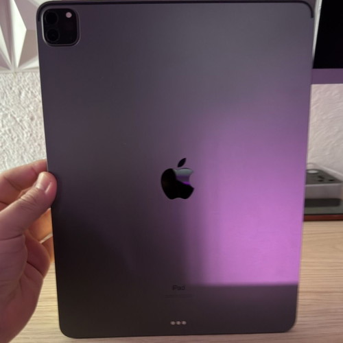 iPad Pro 4th Gen WiFi 128GB 2020 like new