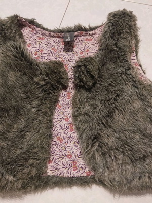 Zara Kids γιλέκο από συνθετική γούνα με φλοράλ επένδυση σε γκρι, 122 εκ.